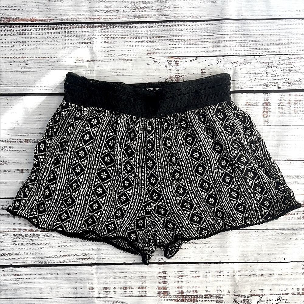 Angie Black and White Boho  Patterned Women's Shorts size Large